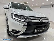 Mitsubishi Outlander 2.4 CVT 4WD Sunroof Facelift 2016 White Rear Entertainment